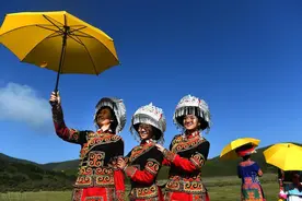 故事：我卖菜时见过一个迷茫的彝族姑娘！多年以后，她过上了幸福生活图片