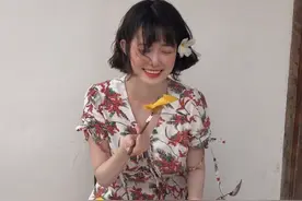 18套养眼的减龄利器！短发小姐姐示范春夏小清新的穿搭，相当减龄图片