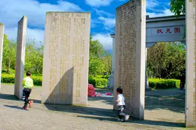 赣南客家名人(樱花锦绣)公园，依偎在贡江河畔的十里生态民俗长廊图片