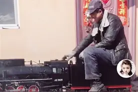 看看东北大哥的“重工业”实力，鹤岗铲车司机手工造火车图片