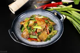炒腊肉，最忌直接下锅炒，少了关键的2步，难怪又咸又腻，咬不动图片