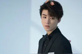 论表情管理重要性，男路人见王俊凯太夸张，网友：太有看点图片
