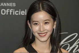 刘强东娇妻章泽天，穿挂脖连体裤高级霸气，这还是奶茶妹妹吗？图片