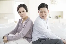 各玩各的中年夫妻：不是不爱你，也不是讨厌你，恰是婚姻的调节剂图片