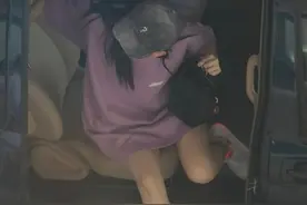 古力娜扎身材是真好，俯视镜头下依旧又细又长，女生看了也心动图片