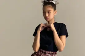 Jennie晒杂志拍摄花絮，扎着丸子头穿格子裙，肉肉脸超Q图片