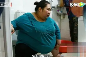 700斤胖夫妻挤70㎡，上厕所看不到小便坑，混着屎尿味吃饭太尴尬图片
