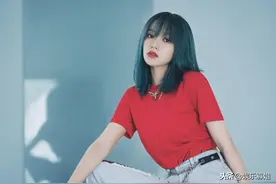 心空！程潇的玻璃倒影大片来袭，纤细的腰身和绝美的侧颜图片