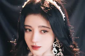 鞠婧祎写真曝光，白色亮片方领纱裙搭珍珠发饰，温柔大方仙气十足图片
