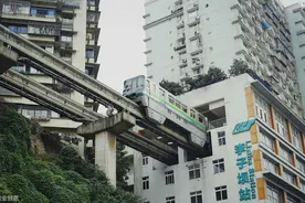 坐着轻轨了解重庆图片