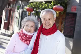 六十岁的男人，为什么明明有了老伴，却还是在婚外找红颜知己？图片