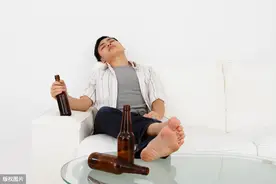 有遗传？晋江父子分别醉卧街头图片