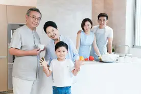 父亲退休金8000，宁愿捐出去也不给我花，我要给他养老吗？图片