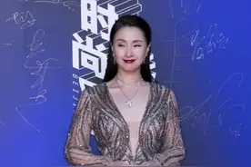 48岁陶虹豁出去了？“水母裙”直开到腰，“3D”身材真迷人图片