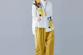 今年流行“棉麻衫”+“阔腿裤”！65岁女人穿着像30岁，美上添嫩图片