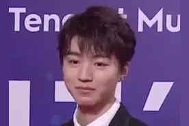 王俊凯的热搜，总是奇奇怪怪惹人爱图片