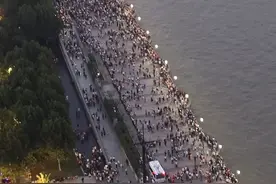 十一黄金周，航拍上海外滩人山人海图片