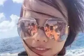 姐妹可长点心吧，墨镜的反光暴露了你们，这场景好尴尬啊图片