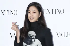 金莎朗俏皮短裙，显身材，妆容淡雅更清新图片