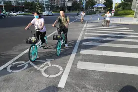 各走各路，福建厦门海沧现人车分离斑马线，自行车有专用道图片