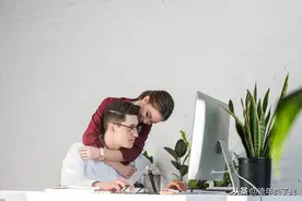 和领导接吻了怎么相处，别搞暧昧关系，小心思最好隐藏起来图片