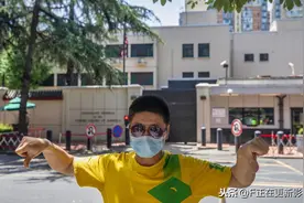四川成都，美国驻成都领事馆外，市民喝彩欢送瘟神图片
