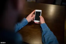 女人到底该不该查男人的手机？听听婚姻咨询师怎么说图片