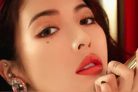 烈焰红唇性感锁骨，放电的双眼，泫雅的写真曝光图片
