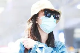 倪妮机场着装太任性，穿宽大外套配运动裤很随意，真“养生穿搭”图片