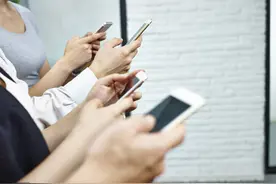 学生课堂上玩手机，老师究竟该怎么办？图片