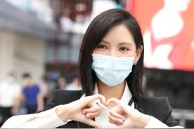 “花式比心”教你如何宠粉，张予曦的短裤秀美腿图片