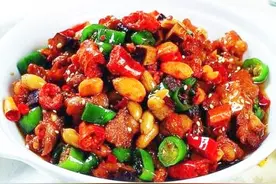 辣子肉丁 先滑后炒 颜色红亮 辣而不燥 操作简单 多谢转发图片