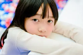 一个不写作业的女孩儿，非要请老师去家访，现今家访有必要吗图片