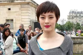 孙俪真有个性，穿格子套裙露出里面蓝色肚兜，配玫红唇妆美得撩人图片