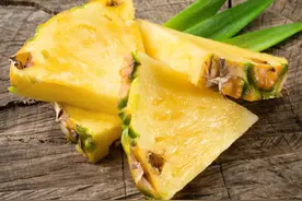 吃菠萝前先泡盐水？错了，教你正确做法，果肉清甜，不酸涩图片