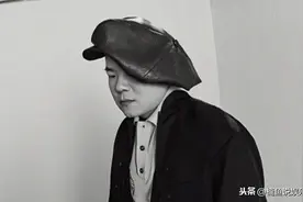 岳云鹏拍时尚封面，画风搞笑满满的谐星气质，网友：请把脸挡住图片