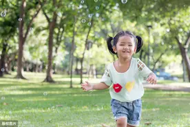 游玩回家，5岁女儿说耳朵痒，妈妈拿手电筒一照，鸡皮疙瘩掉一地图片