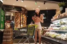 关晓彤独身逛超市，被路人拍下真实身材浑然不知，这腰也太绝了吧图片