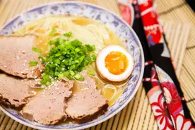 #豚骨拉面# #日料# #日本拉面# #美食#美味的豚骨拉面图片