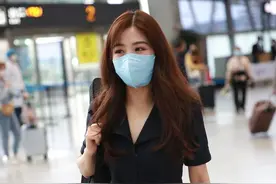独家街拍：当年《酸酸甜甜就是我》张含韵变身帅气乐器女孩图片