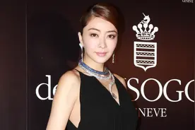 熊黛林真有“阔太脸”，穿黑色连衣裙佩戴百万珠宝，超模风范好美图片