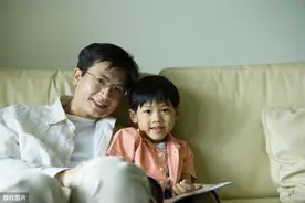 故事：耗尽家产寻子20年，与儿子相聚时，儿子一番话引父亲泪奔图片