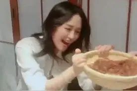 章子怡二胎后久违露面！长发披肩遮发际线，同框22岁张雪迎像同龄图片
