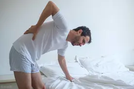 腰突了，仰侧卧睡觉更不舒服！这是床垫的问题吗？来试试2种睡姿图片