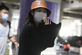 王鸥赶早班机现身机场，不忘与粉丝打招呼，很有礼貌呀图片