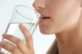 早上喝水有什么好处？喝蜂蜜水好还是白开水好？听听药师怎么说图片