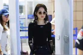 张韶涵玩转“残破美感”，衣服一堆“口子”也能穿，咋看咋时髦图片
