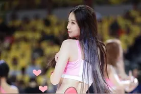 CBA最美啦啦队长，1米75身材傲人，阿联与她合影都害羞图片