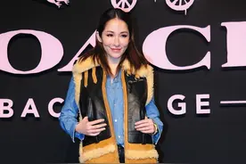 41岁的萧亚轩，也爱穿皮裤了，你觉得穿的好看吗？图片