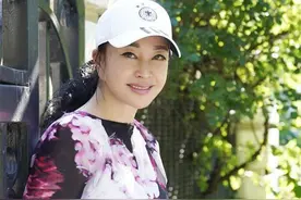 刘晓庆成功"扮嫩"，穿大印花长T恤配运动短裤，说她64岁谁信图片